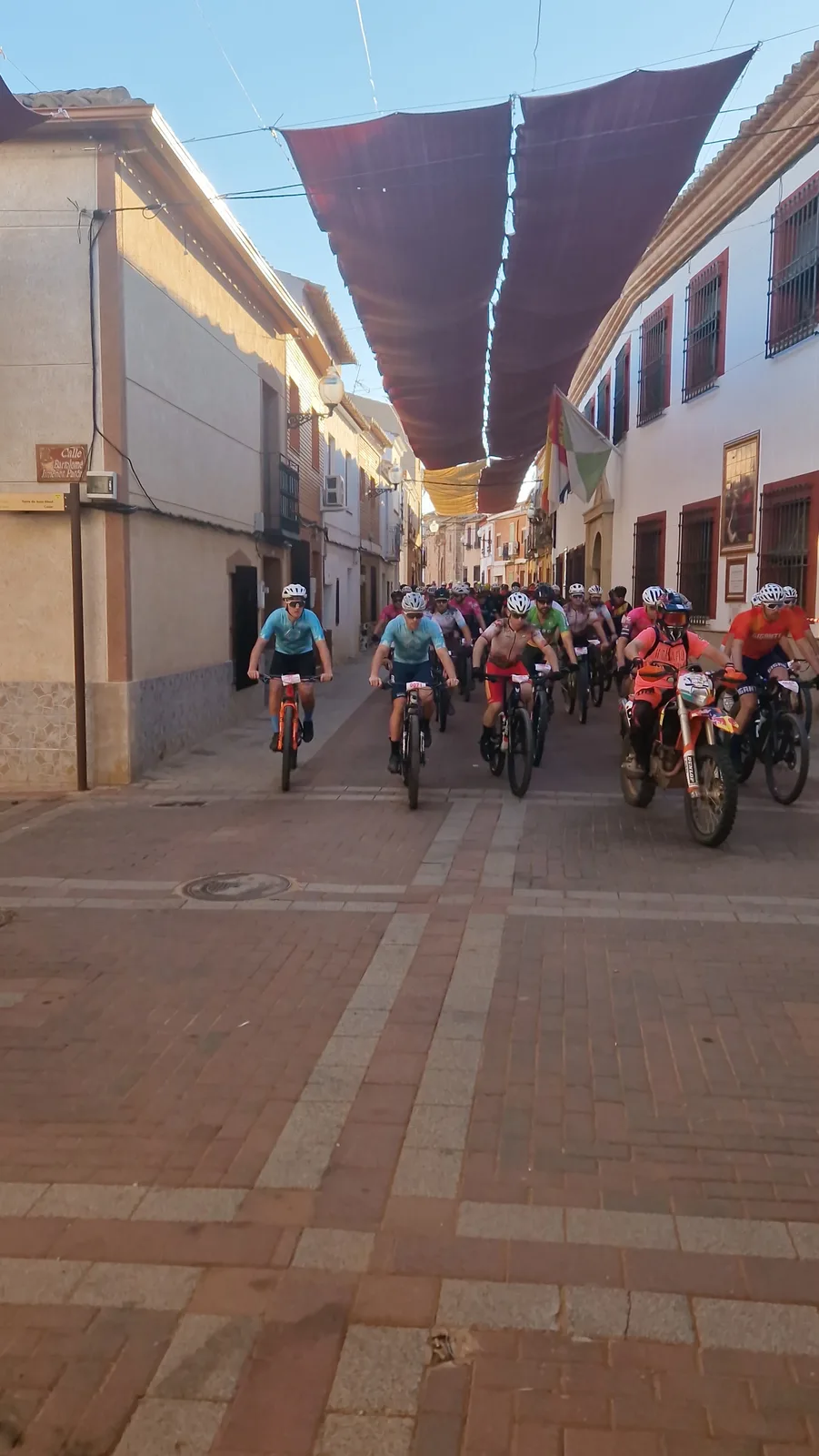 Ambiente en la salida bajo los toldos de Almedina
