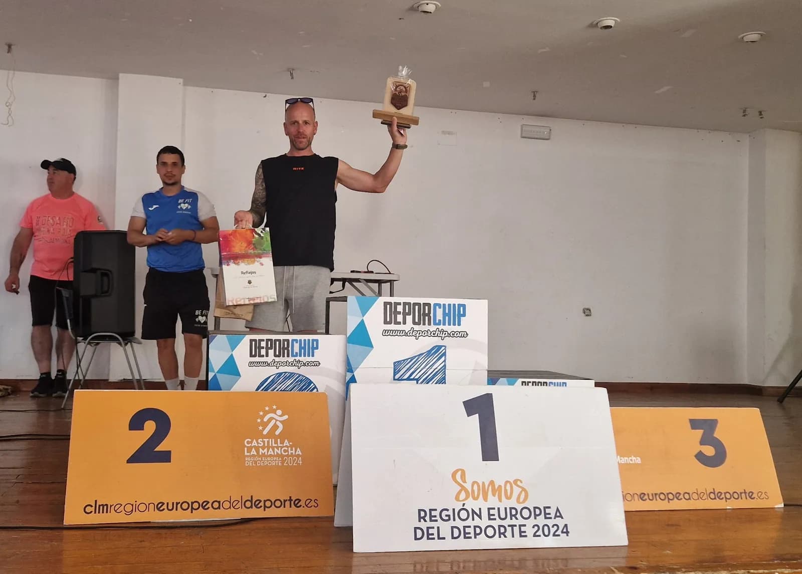 Levantando el trofeo