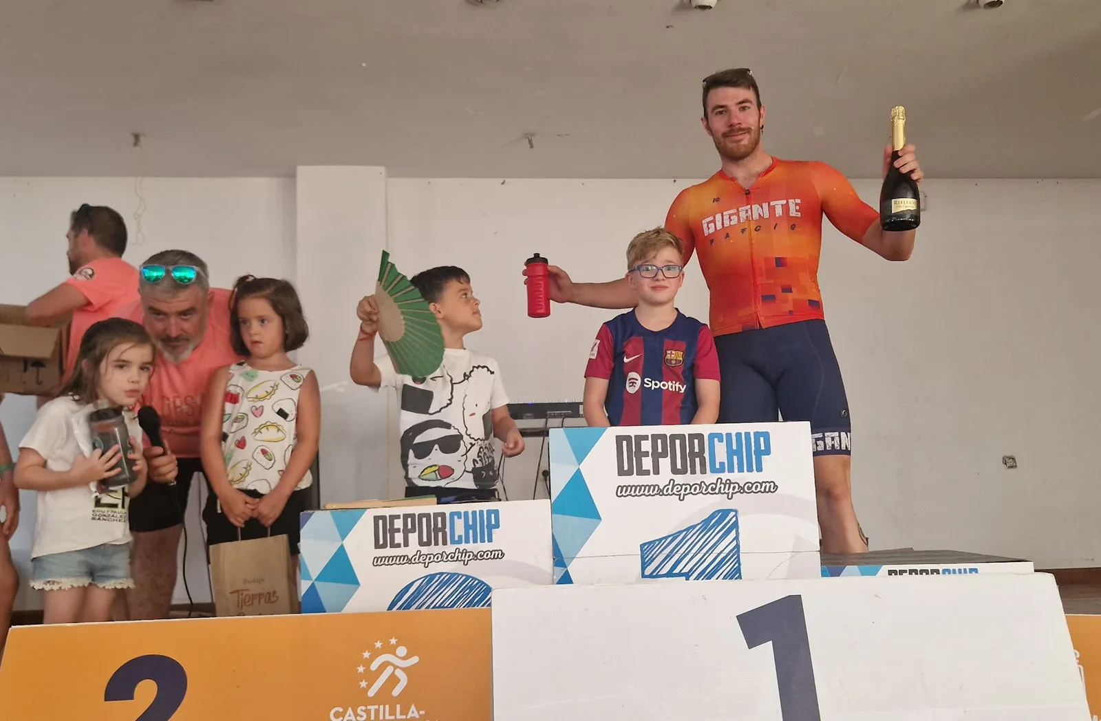 Brindis tras cruzar la meta